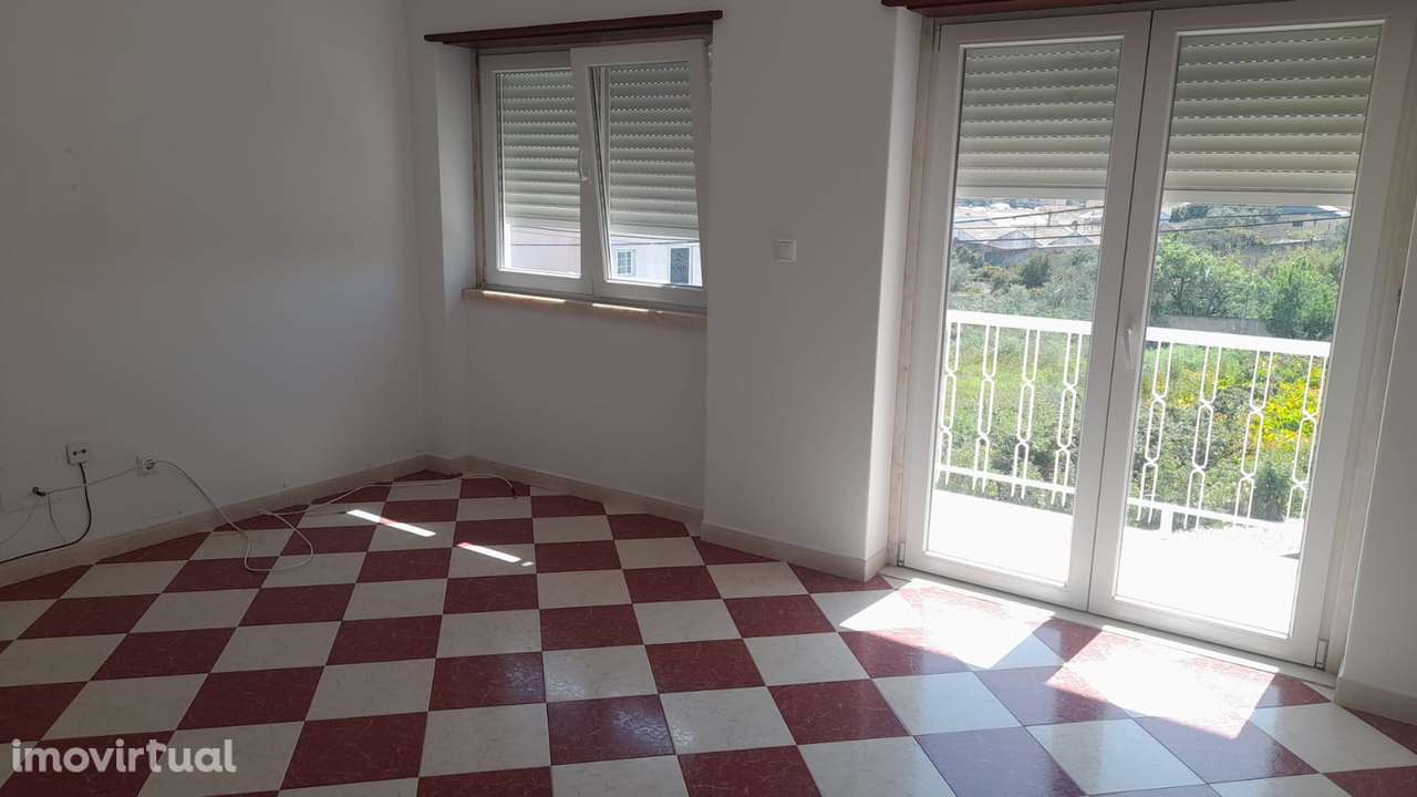 T2 em Almargem do Bispo com varanda - Grande imagem: 2/18