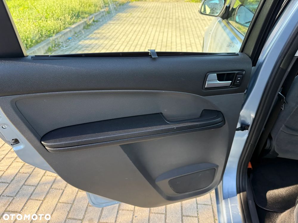 Ford Focus 2.0 16V Ghia - 34