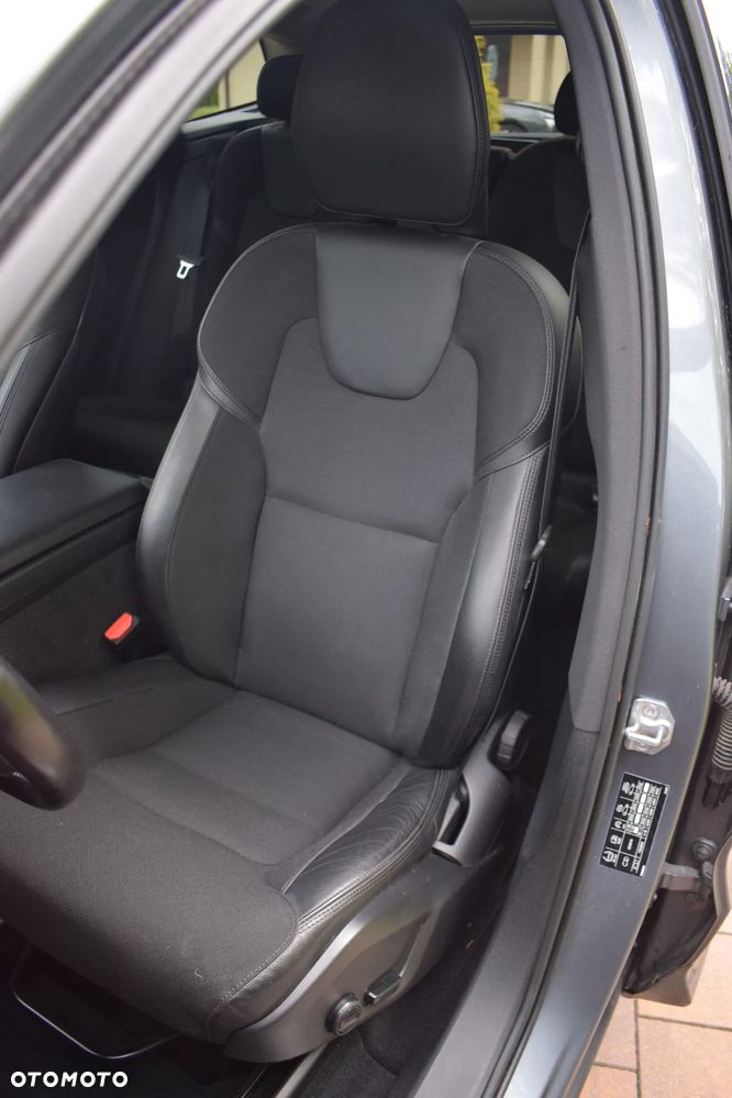 Volvo XC 60 B4 D Momentum Pro - 12