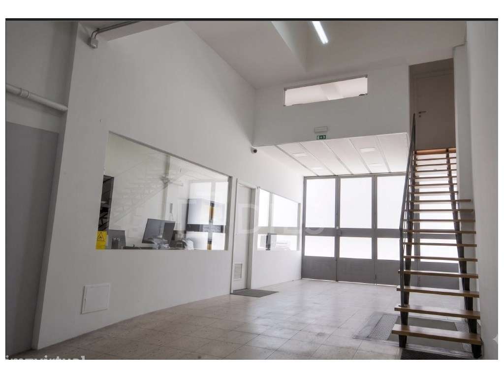 Armazém empresarial com localização estratégica em Lisboa - Grande imagem: 3/15