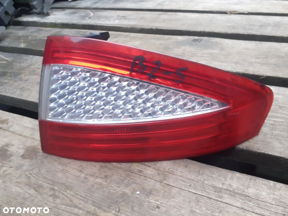 .  TYL TYLNA LAMPA PRAWA FORD MONDEO MK4 SEDAN/HB - 1