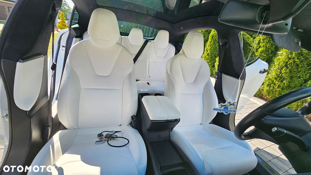 Tesla Model S - 10