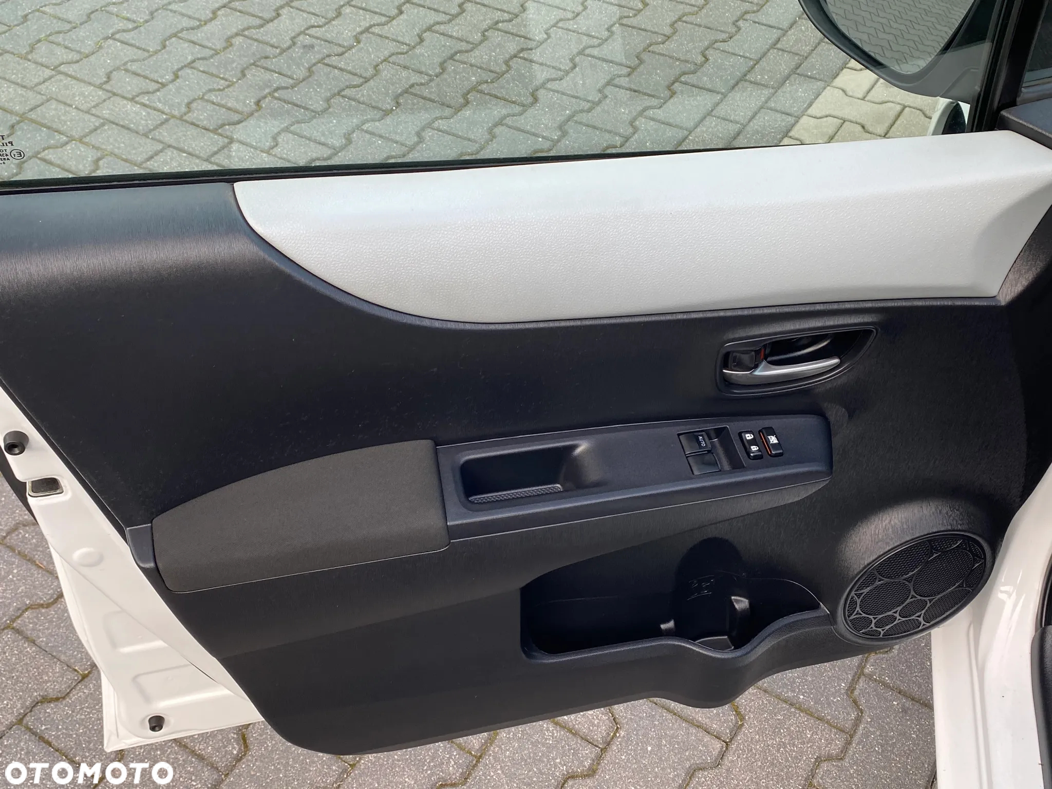 Toyota Yaris Hybrid 100 Premium - 18