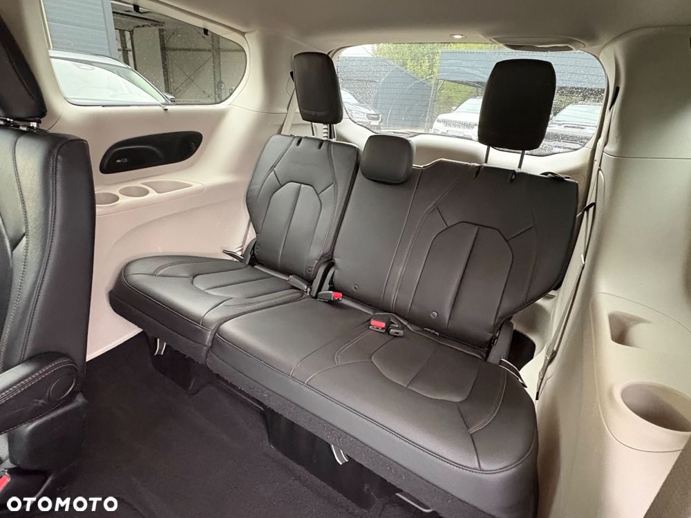 Chrysler Pacifica - 16