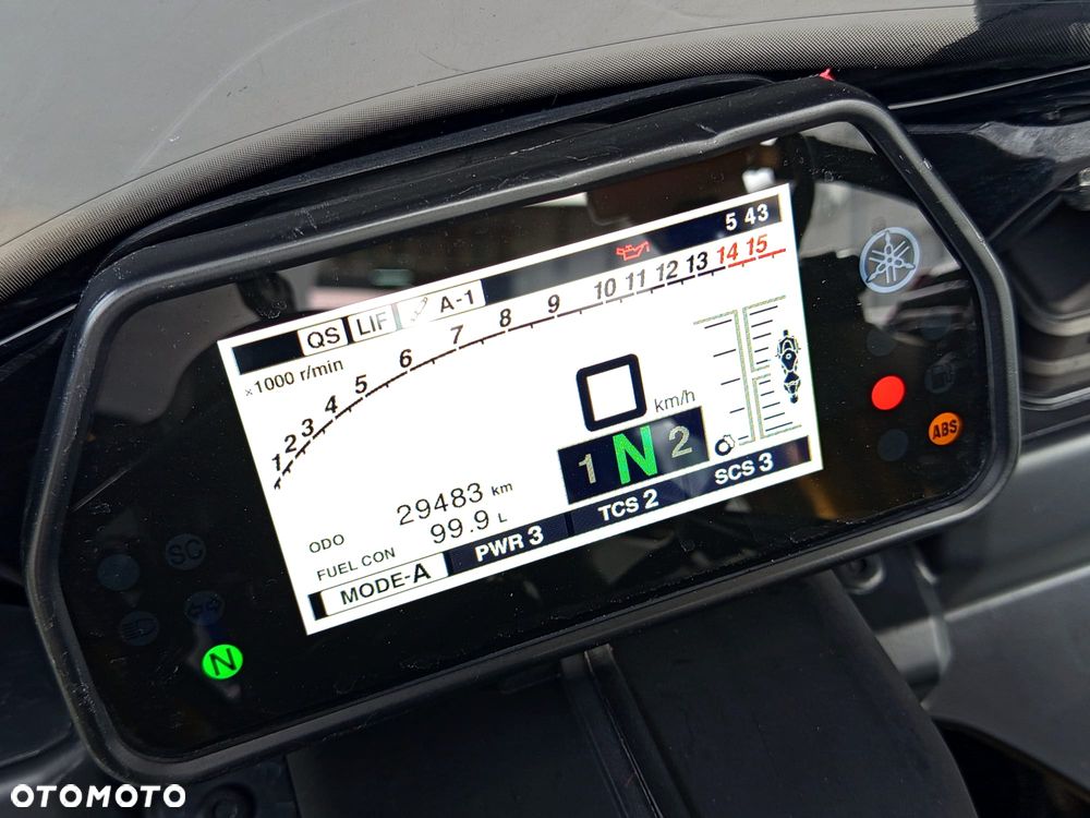 Yamaha R1 - 32