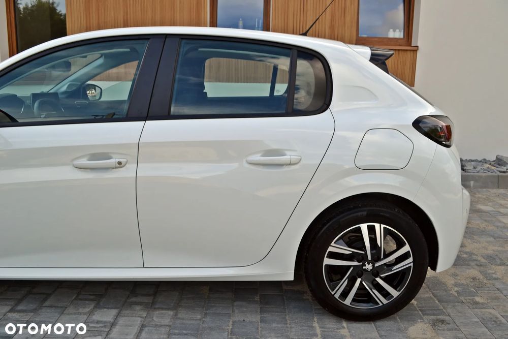 Peugeot 208 - 8