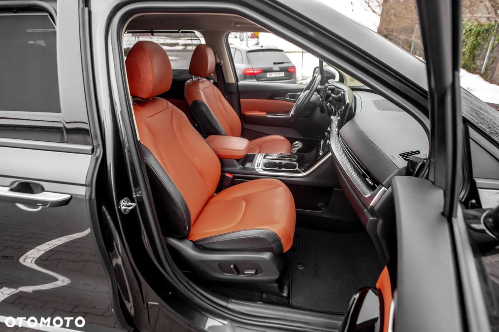 Kia Carnival - 26