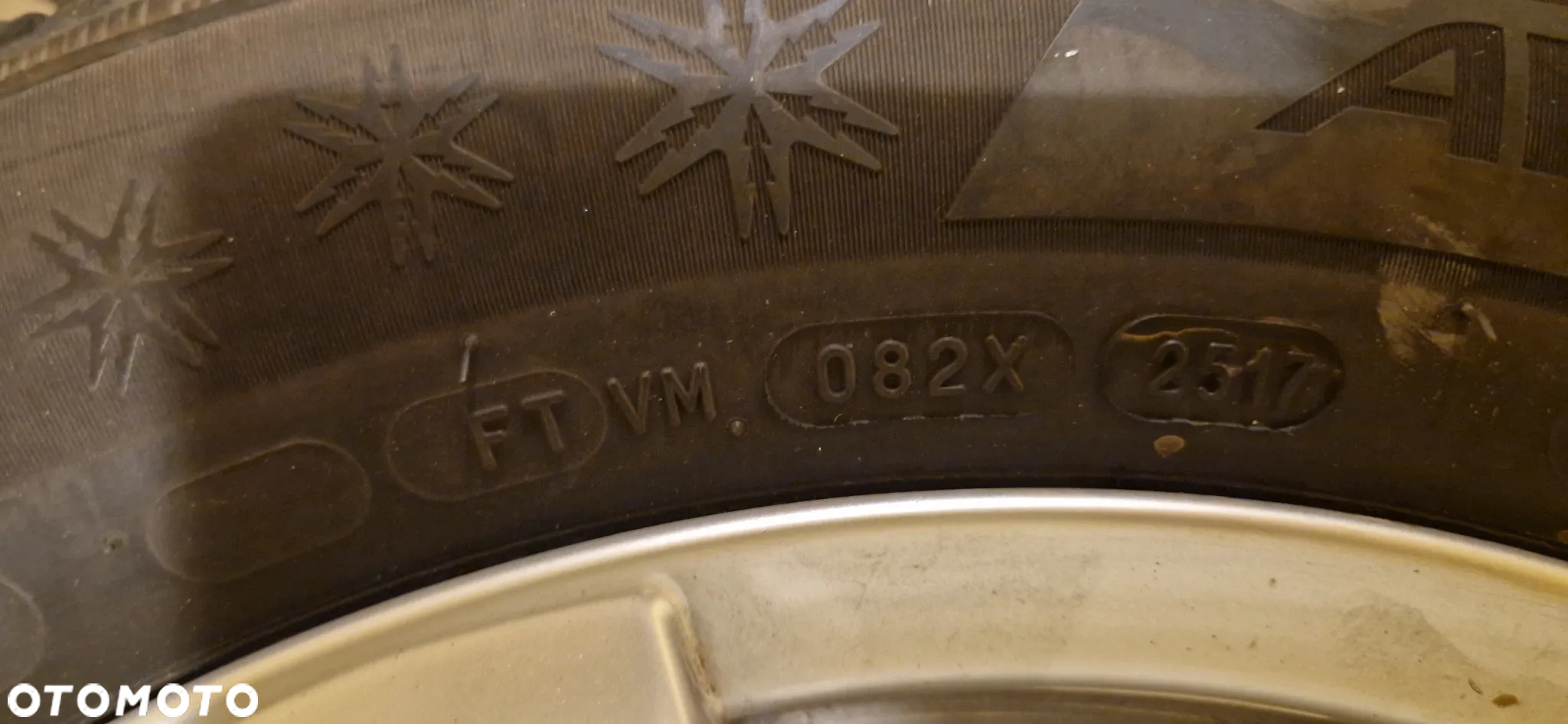 Sprzedam komplet kół z felgami aluminiowymi do VW Passata. Opony Michelin 215/55/R16 - 11