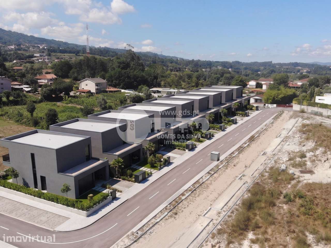 Lote de 307m2 para Construção de Moradia em Banda  com vista Rio - Grande imagem: 2/18