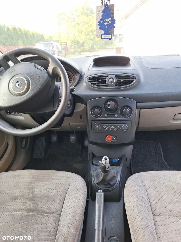 Renault Clio 2006 photo 2