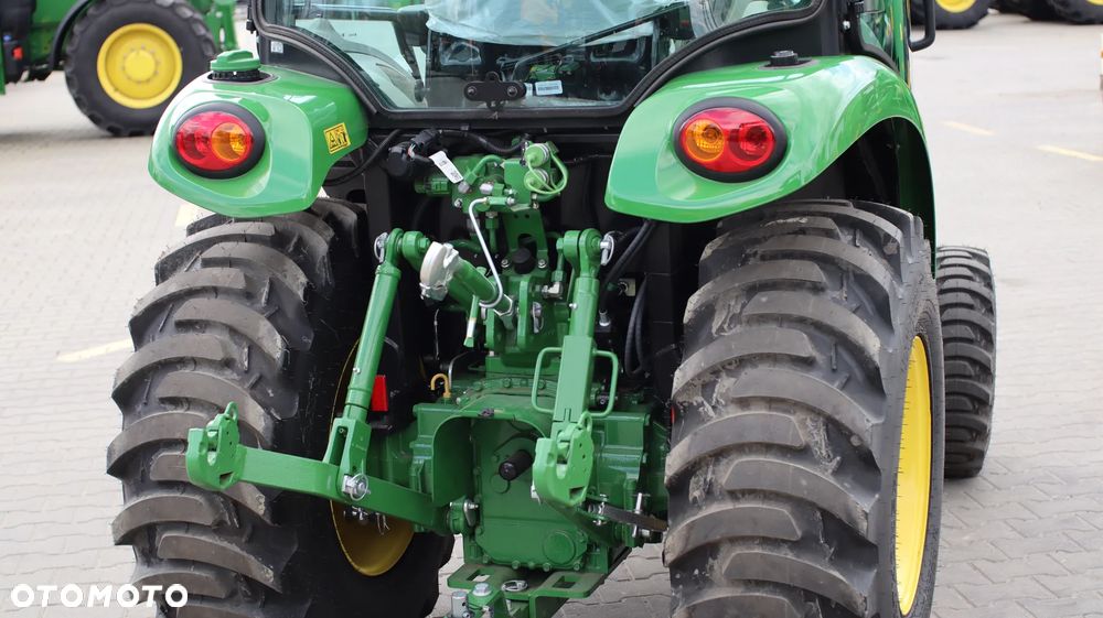 John Deere 3046R - 4