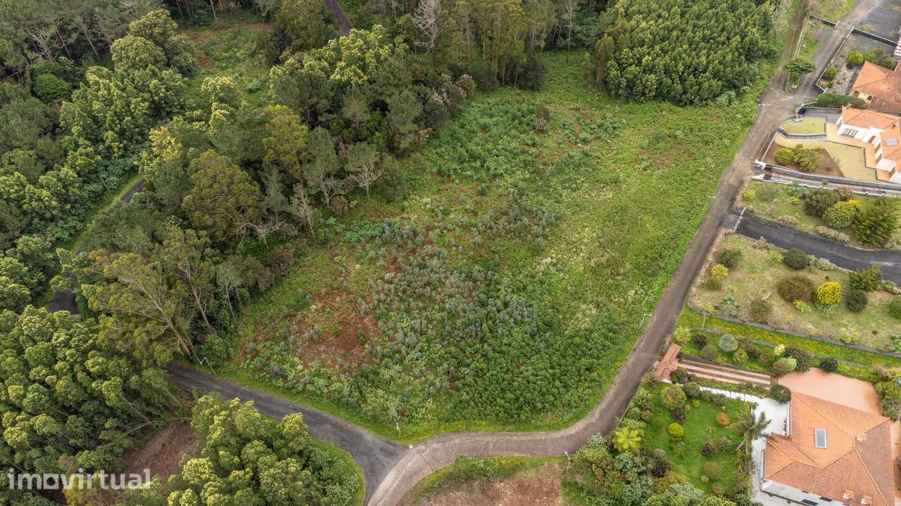 "Refúgio Natural ao Lado do Golfe – Terreno Plano com 6.730 m2 no Sant - Grande imagem: 3/37