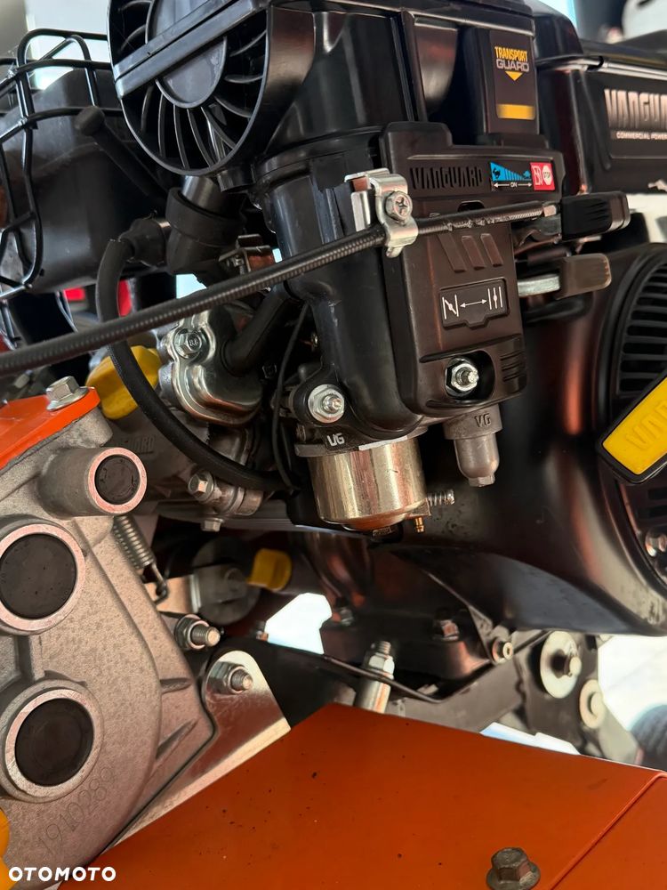 Husqvarna Glebogryzarka Kultywator BENASSI. Włoska Oryginalna Maszyna sprowadzona z Norwegii. Silnik Honda lub BRIGGS VANGUARD. 7km lub 5,5km . Szerokość rob. 80cm. 3 biegi pracy. To nie jest chińczyk!! Prawdziwy kultywator Przemysłowy koszt nowego około 10 tysięcy złotych. Okazja  cena zimowa wyprzedaż!! - 33