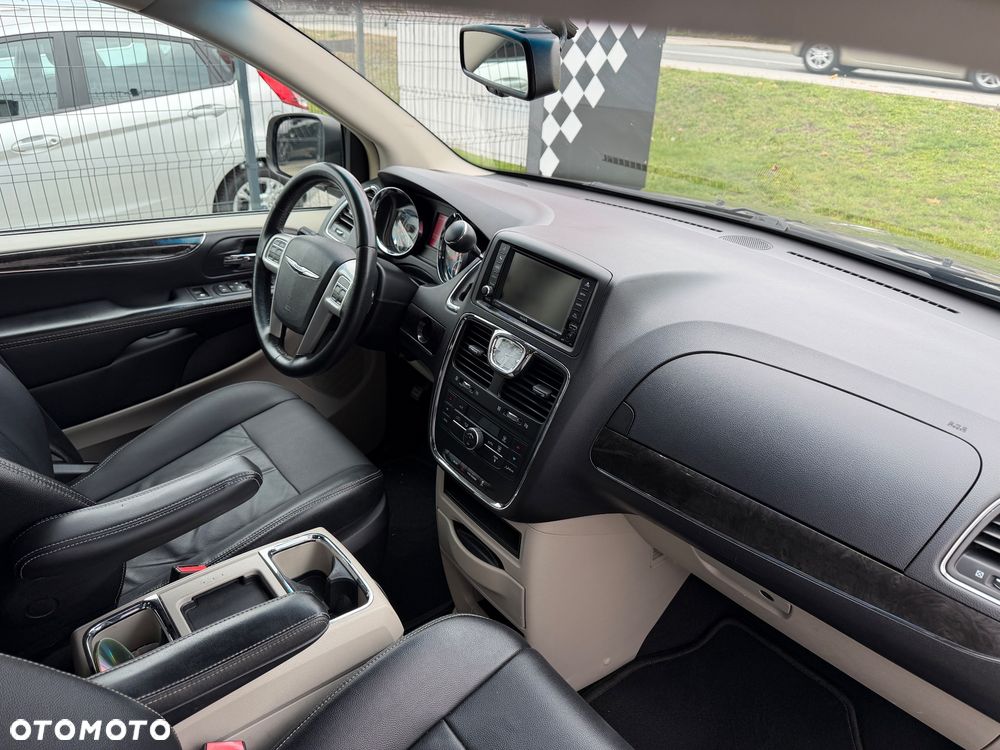 Chrysler Town & Country - 26