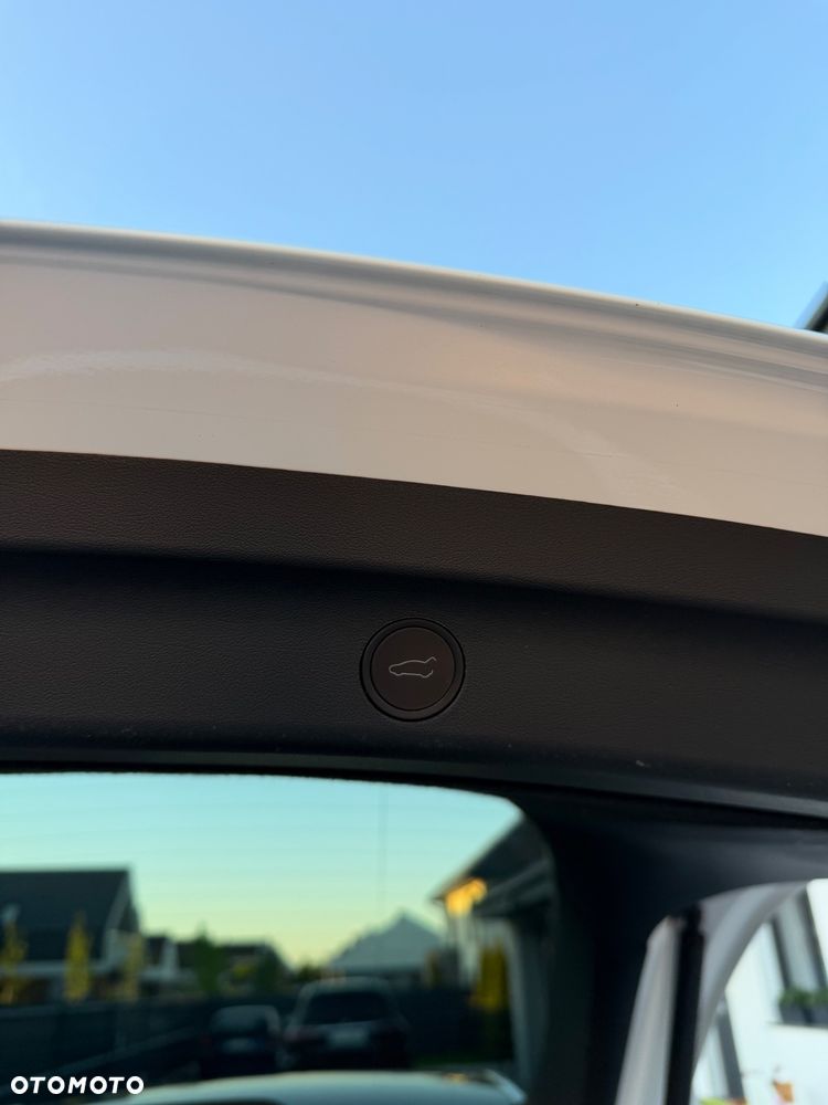 Tesla Model Y Performance AWD - 12