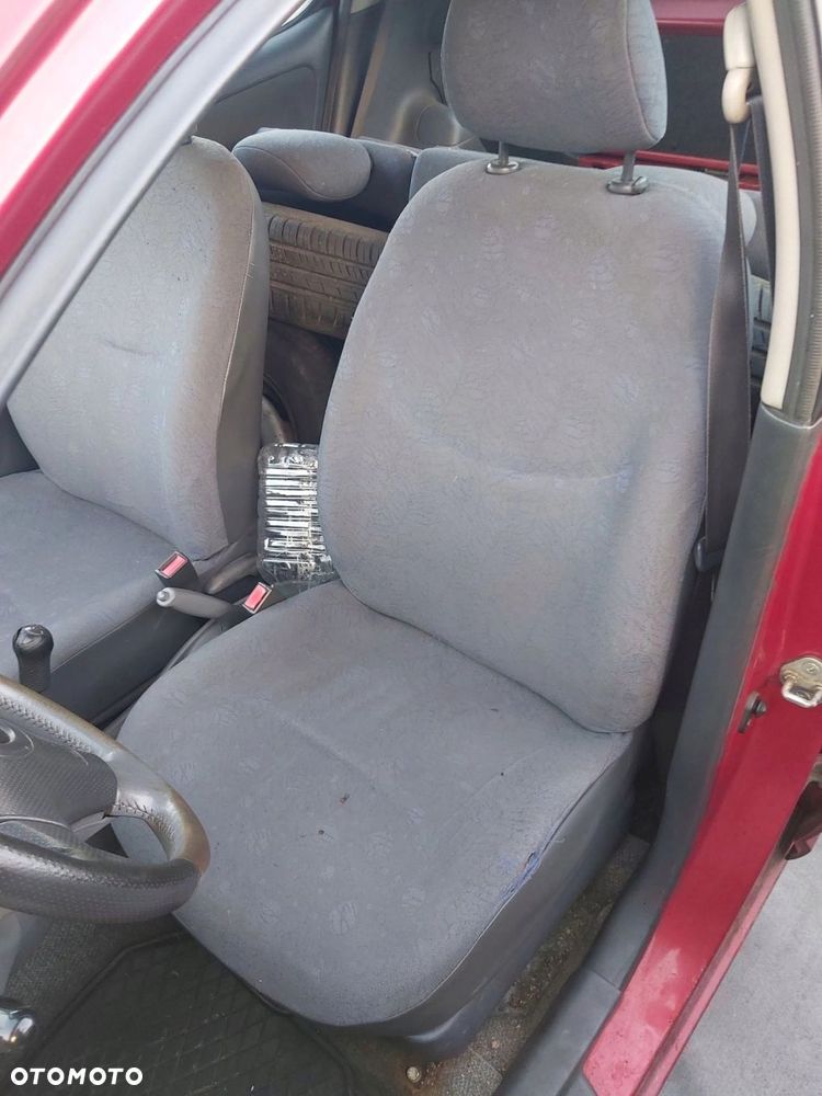 Toyota Yaris I 99 - 05 fotel lewy przód przedni - 1