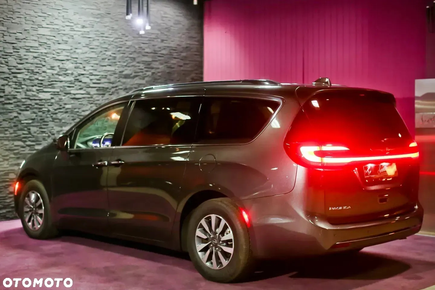 Chrysler Pacifica - 13