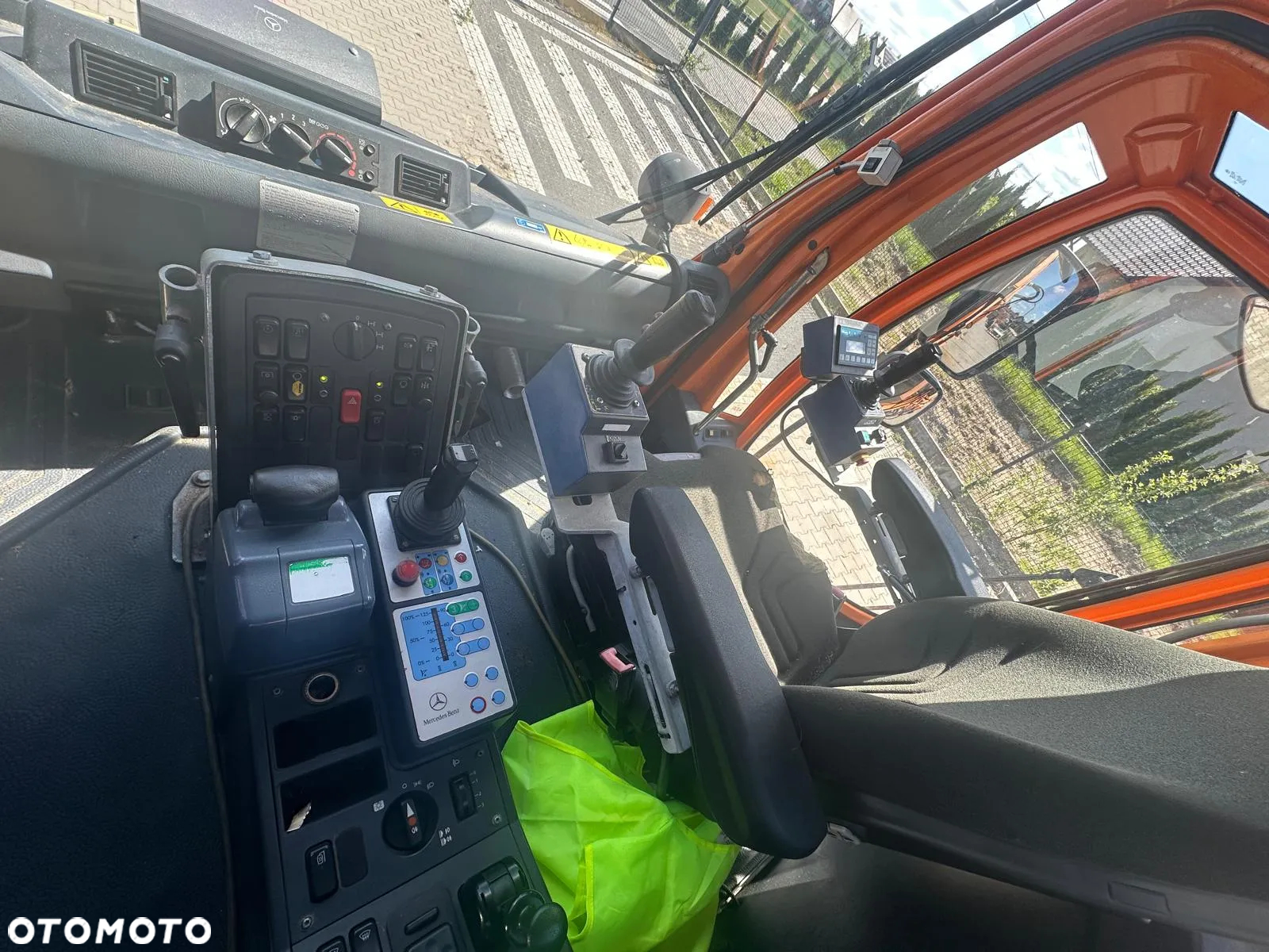 Mercedes-Benz UNIMOG - 8