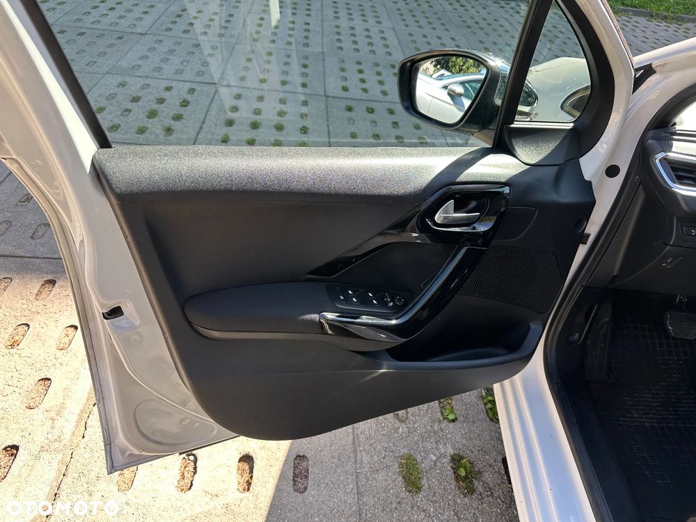 Peugeot 208 1.2 PureTech Allure S&S EAT6 - 17
