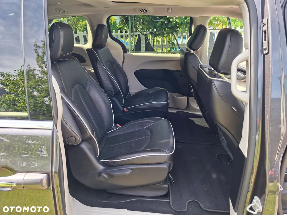 Chrysler Pacifica - 16