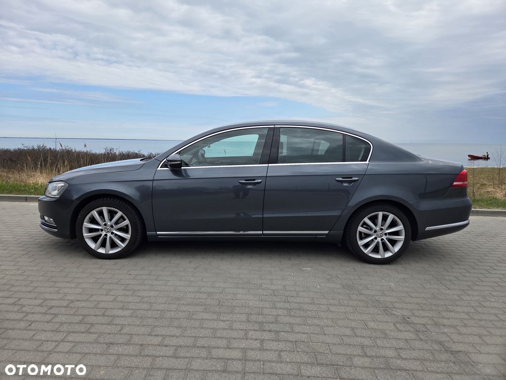 Volkswagen Passat - 1