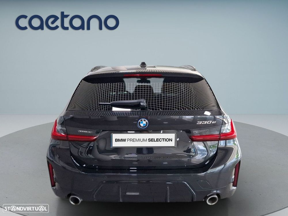 BMW 330 e Pack Desportivo M Auto — fotografia 5