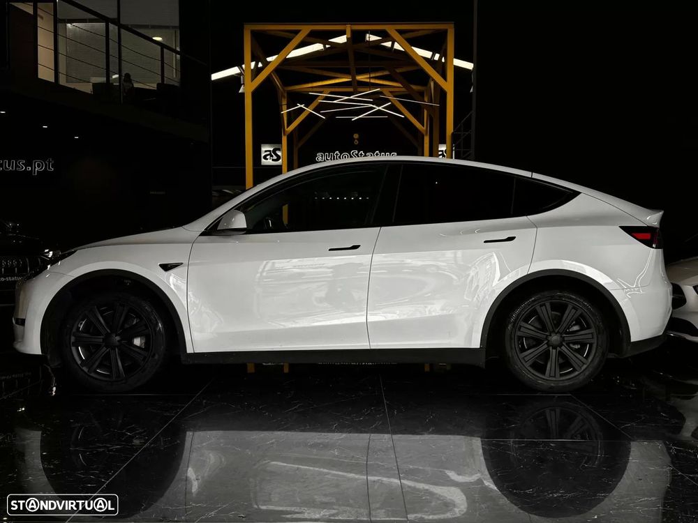Tesla Model Y - 8