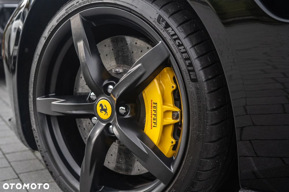 Ferrari GTC4Lusso - 12