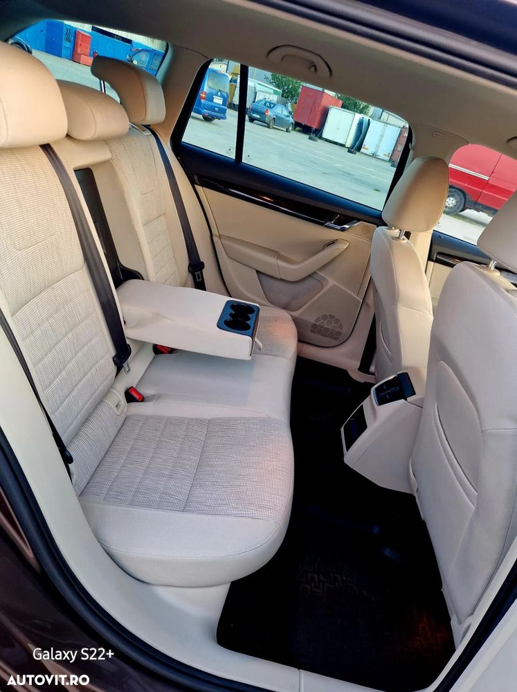 Skoda Octavia Combi 2.0 TDI DSG Premium Edition - 11