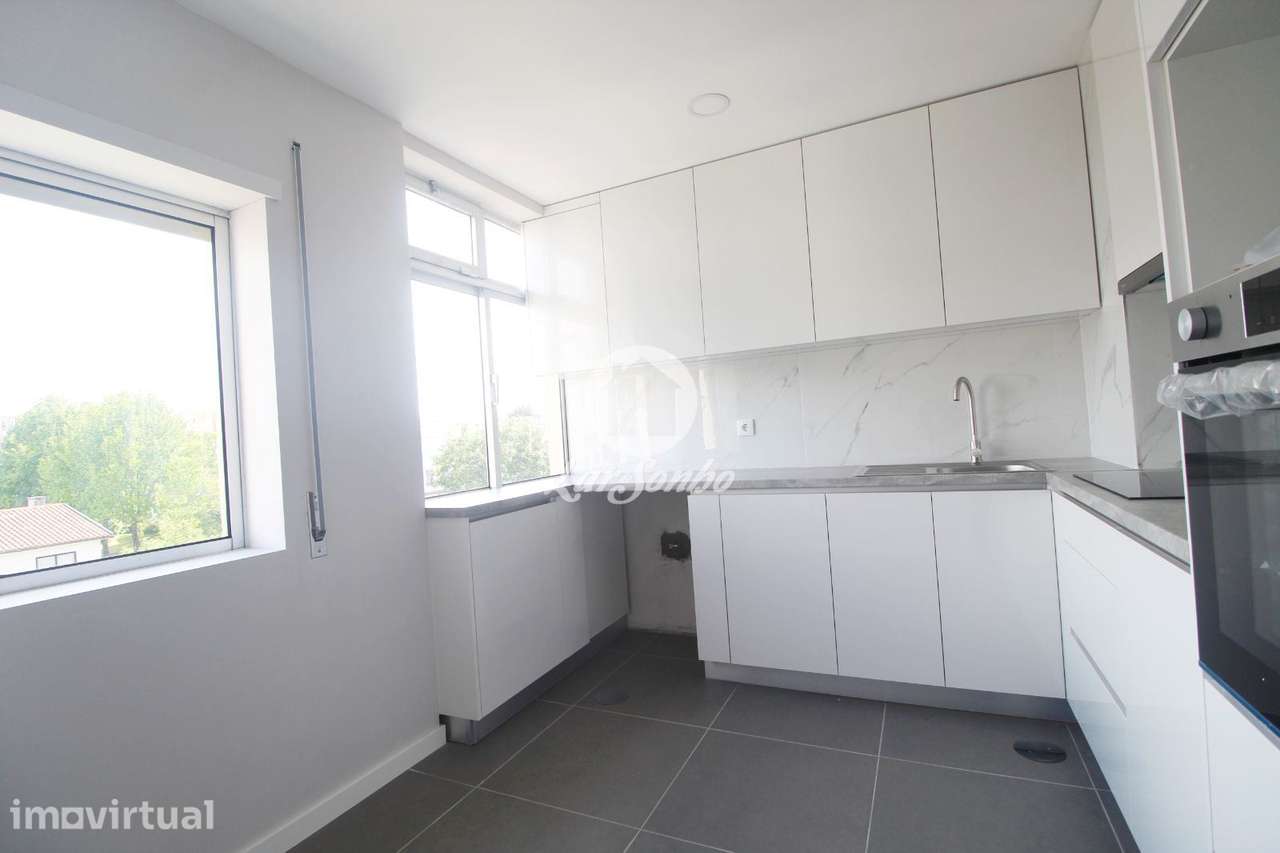 Apartamento T2, remodelado, localizado na prestigiada Urbanização N... - Grande imagem: 3/25