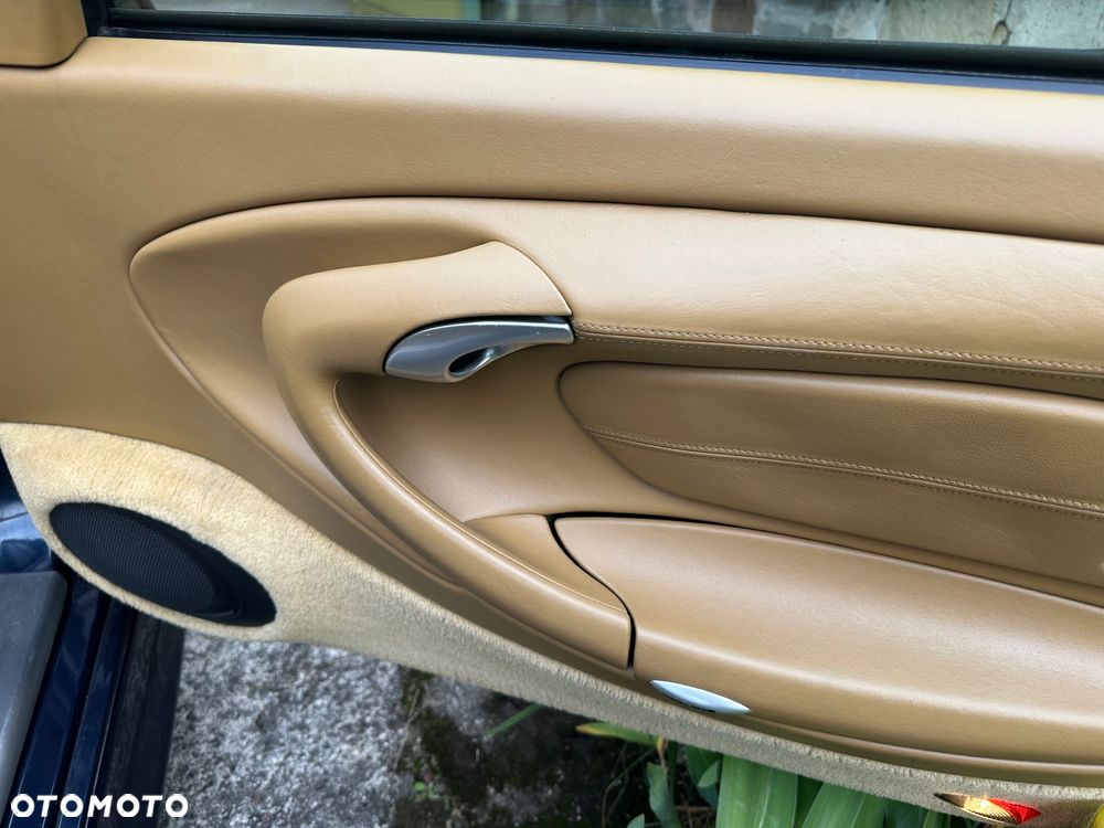 Porsche 911 Carrera 4 - 16