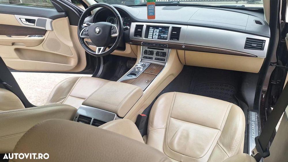 Jaguar XF 2.2D - 9