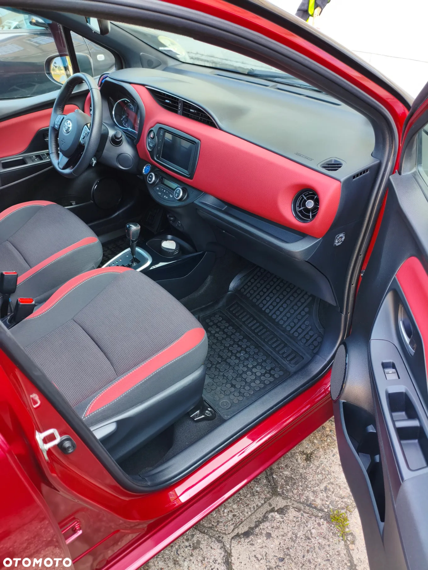 Toyota Yaris Hybrid 100 Selection - 6