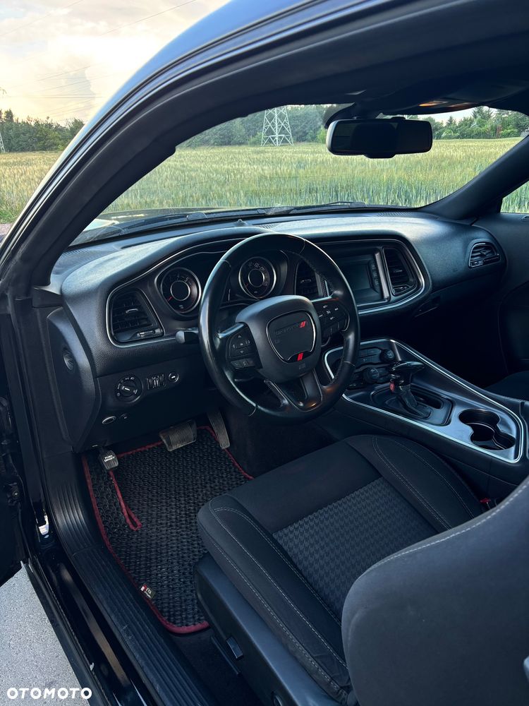 Dodge Challenger - 12