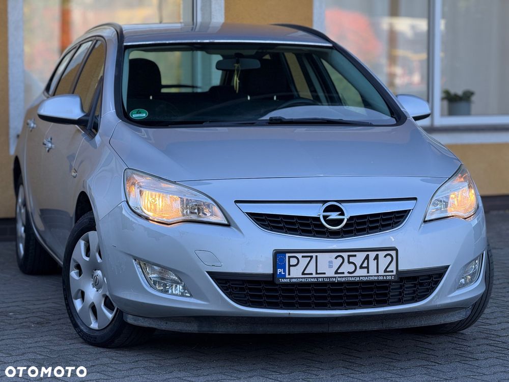 Opel Astra 2012 photo 2