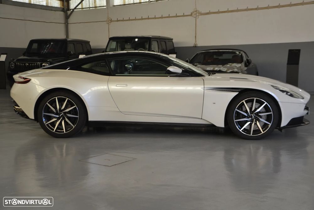 Aston Martin DB11 Coupé V12 Auto - 9