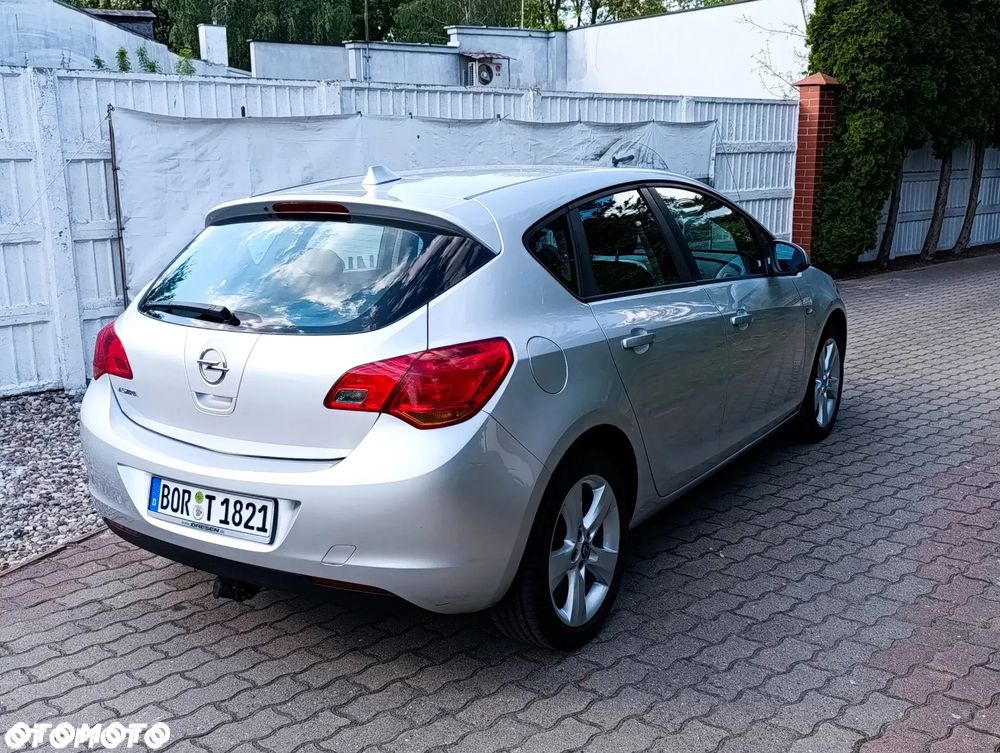 Opel Astra 1.6 Design Edition - 4