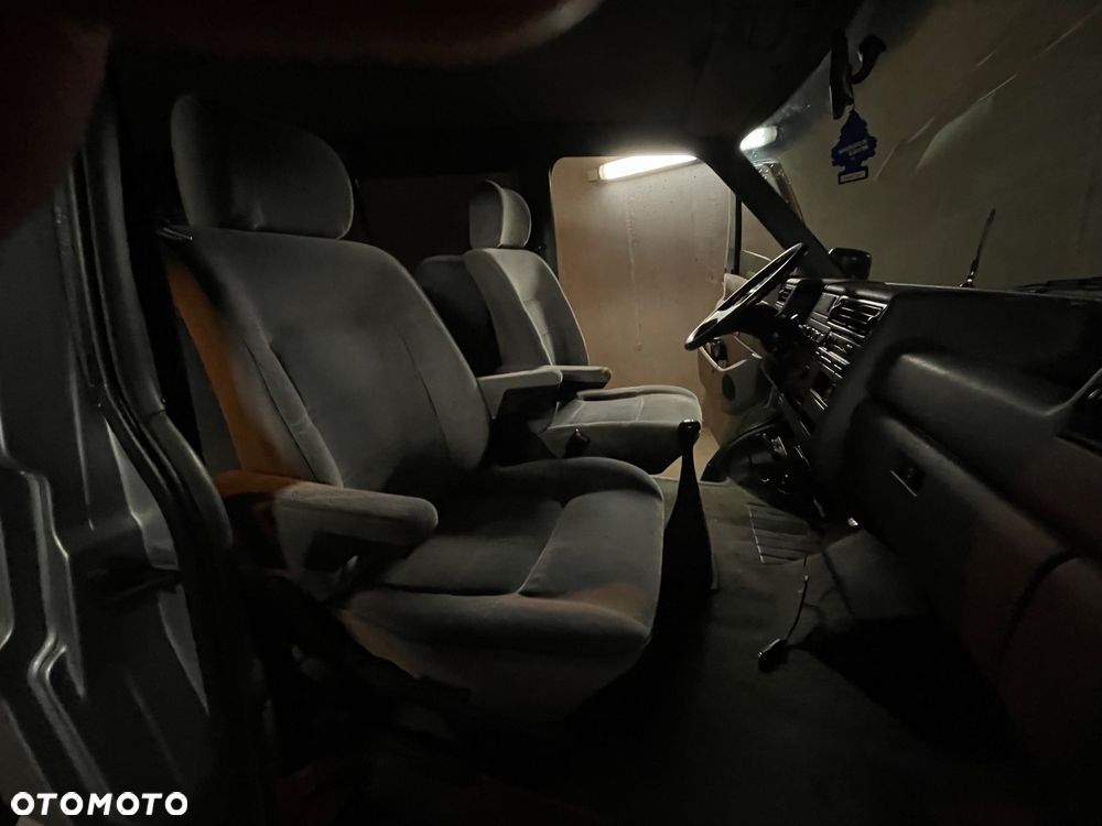 Volkswagen Multivan - 16