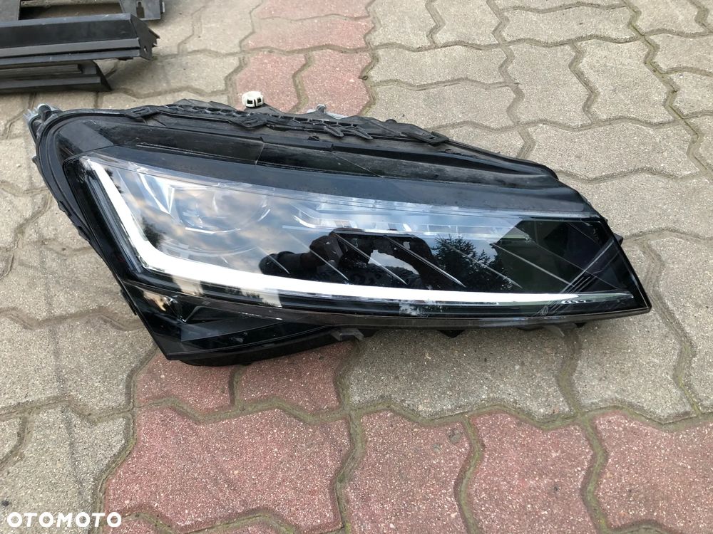 Prawa Skoda SuperB 3V1 III Lift CRYSTAL LIGHTING