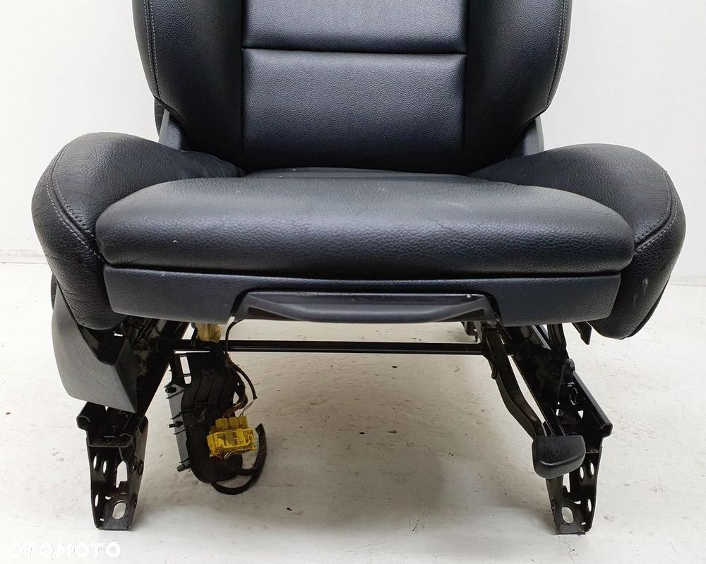 FOTEL PRAWY PRZÓD PRZEDNI PASAŻERA SKÓRA GRZANY MERCEDES W246 EUROPA - 2