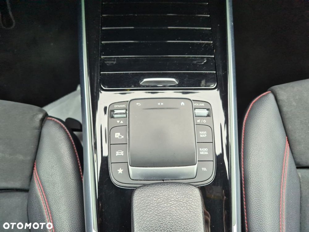 Mercedes-Benz GLB 200 AMG Line 7G-DCT - 17