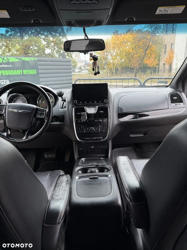 Chrysler Town & Country - 11