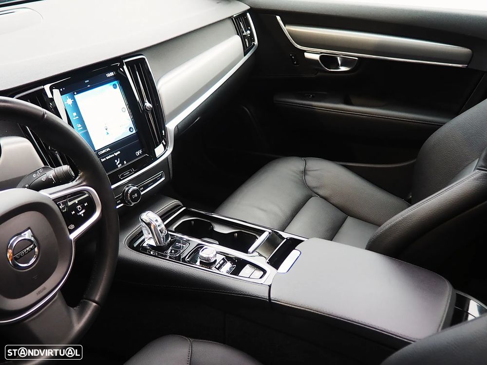 Volvo V90 2.0 T8 Momentum Plus AWD Geartronic - 21