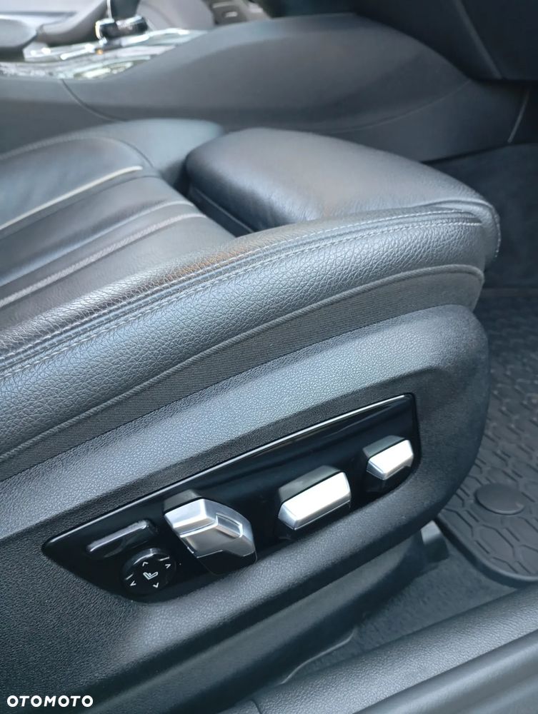 BMW Seria 5 M550i xDrive - 22