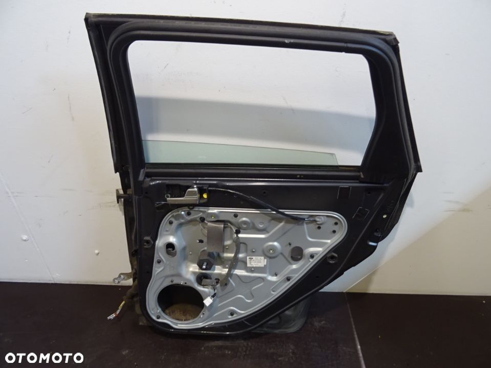 FORD FOCUS MK2 04-07 KOMBI DZRWI PRAWY TYŁ PRAWE TYLNE LAK: 44 - 4