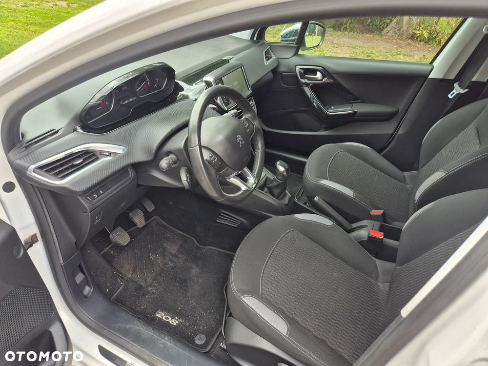 Peugeot 208 - 13