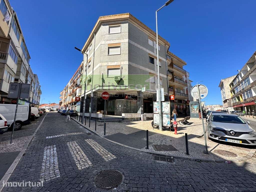 T2 no Centro de Mem Martins, Sintra. Para Remodelação Total. - Grande imagem: 3/5