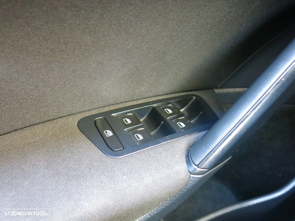 VW Golf 1.6 TDI Confortline - 8