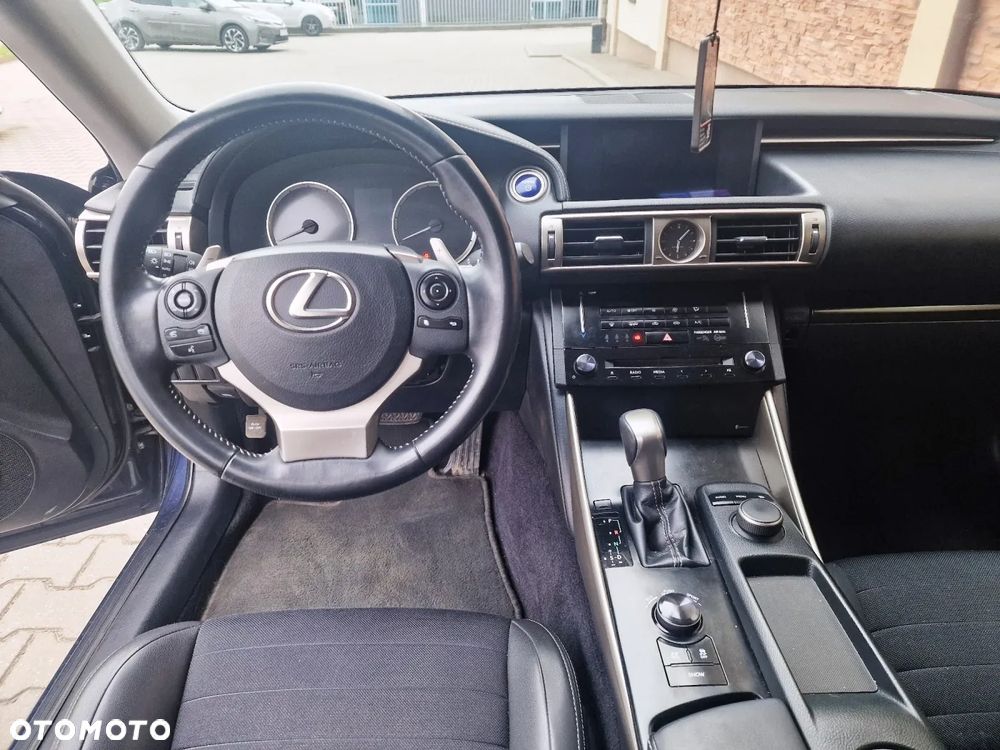 Lexus IS 300h Elegance - 13