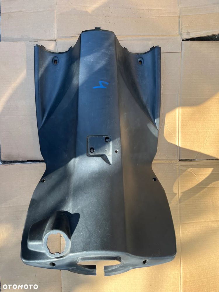 OSŁONA KOLAN NOG KOKPIT PEUGEOT KISBEE 50 2000633900 - 1